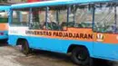 Mahasiswa Universitas Padjajaran di Kampus Jatinangor, Bandung, Jawa Barat, sangat terbantu dengan hadirnya bus safari yang siap mengantar dan menjemput mereka dari dan menuju kampus.
