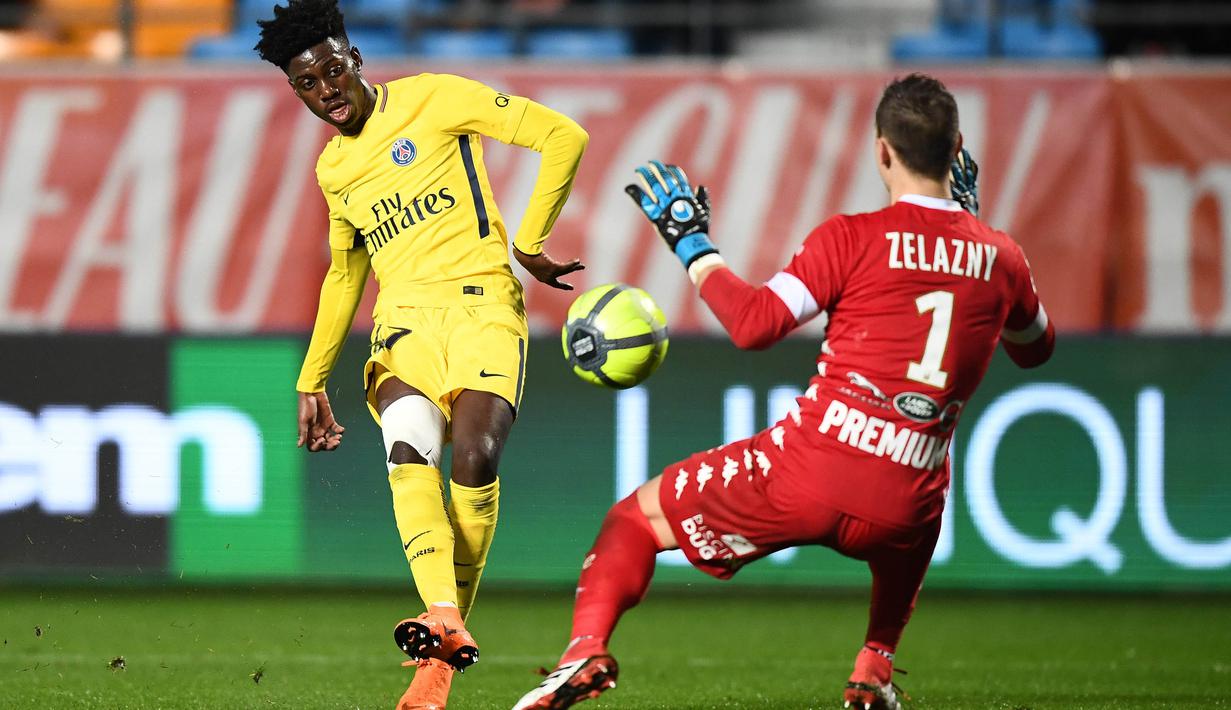 Striker Paris Saint-Germain (PSG), Timothy Weah, melepaskan tendangan ke gawang Troyes pada laga Liga 1 Prancis di Stadion Aube, Sabtu (2/2/2018). Troyes takluk 0-2 dari PSG. (AFP/Franck Fife)