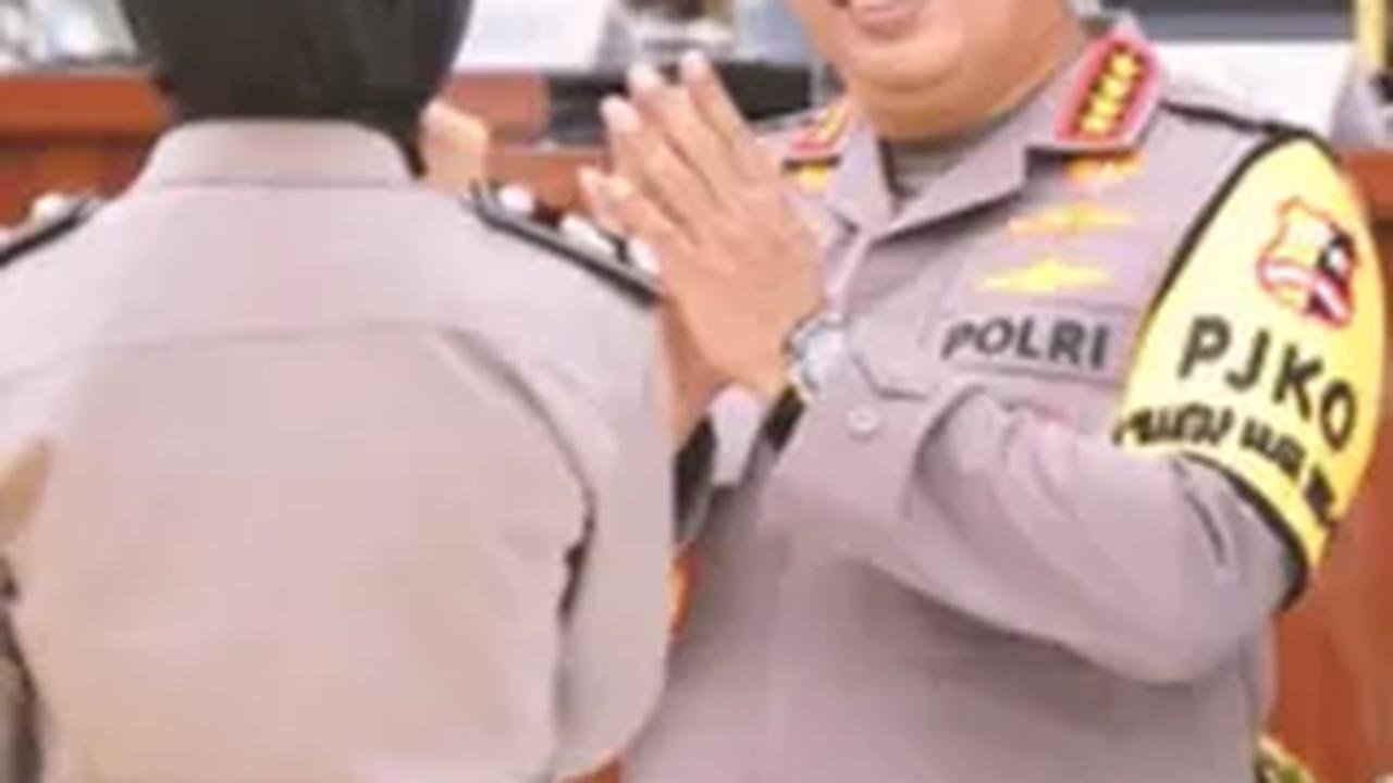 Mendengar hal itu, Kapolri Jenderal Listyo Sigit Prabowo dan Panglima TNI Agus Subiyanto yang berdiri di depan Chaterina bertepuk tangan karena bangga. <br>