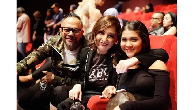 Mona dan sang suami mengajak Keisha menonton bersama. Keduanya kompak mengenakan baju hitam.