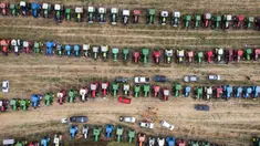 Foto udara menunjukkan traktor-traktor terparkir di sebuah ladang dalam sebuah protes menentang pencabutan larangan impor biji-bijian yang berasal dari Ukraina, di Dolni Bogrov, dekat Sofia, Bulgaria pada tanggal 19 September 2023. (Nikolay DOYCHINOV/AFP)