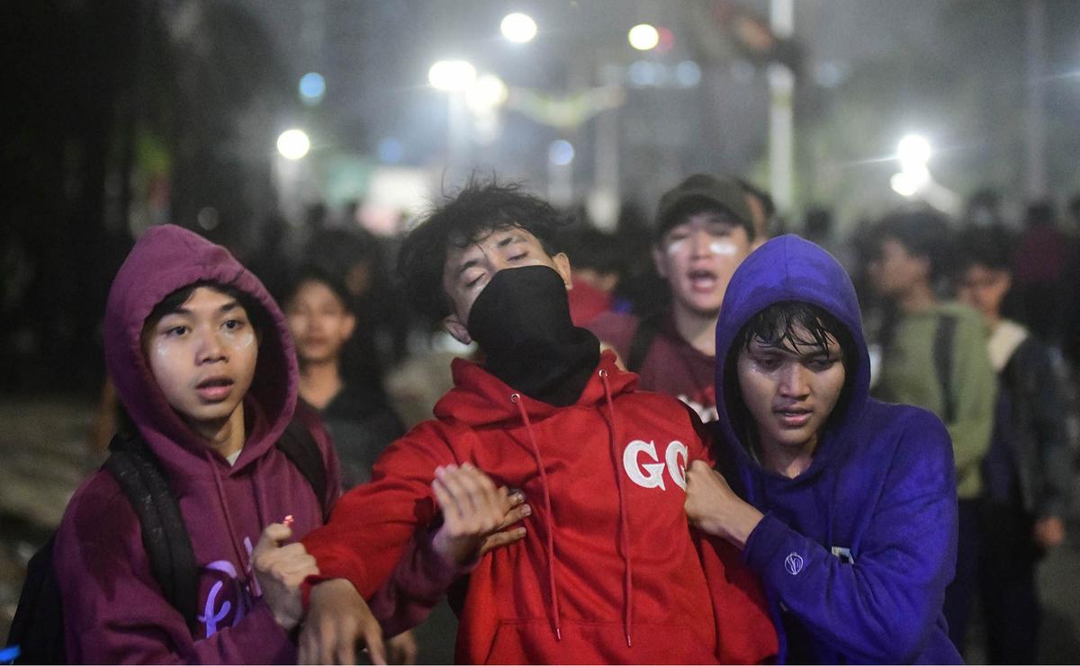 FOTO: Rusuh Pelajar dan Brimob di Pejompongan Hingga Malam Hari (ukuran kecil)
