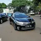 Petugas memeriksa pelat nomor sebuah mobil yang melintas pada tanggal ganjil di Bundaran Senayan, Jakarta, Rabu (31/8). Sejak kemarin petugas mulai memberlakukan sanksi  kepada pengendara yang melanggar aturan ganjil-genap. (Liputan6.com/Gempur M Surya)