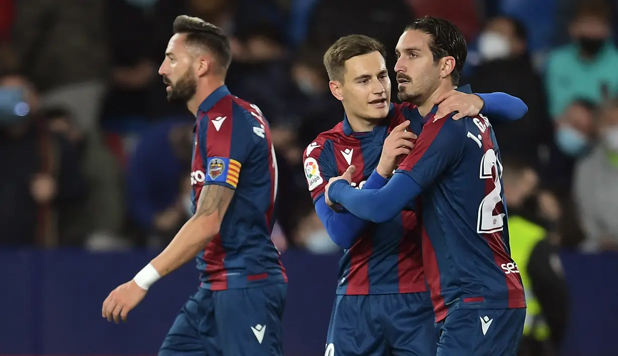 Gelandang Levante, Jose Campana (kanan) berselebrasi usai mencetak gol ke gawang Valencia pada pertandingan lanjutan La Liga Spanyol di stadion Ciutat de Valencia di Valencia (20/12/2021).  Valencia menang atas Levante 4-3. (AFP/Jose Jordan)