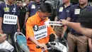 Tersangka Anwar melakukan reka ulang saat mengendarai motor untuk menjemput korban di Rusun Benhil, Jakarta, Minggu (29/11/2015). Rekonstruksi dilakukan sebanyak 36 reka adegan. (Liputan6.com/Angga Yuniar) 
