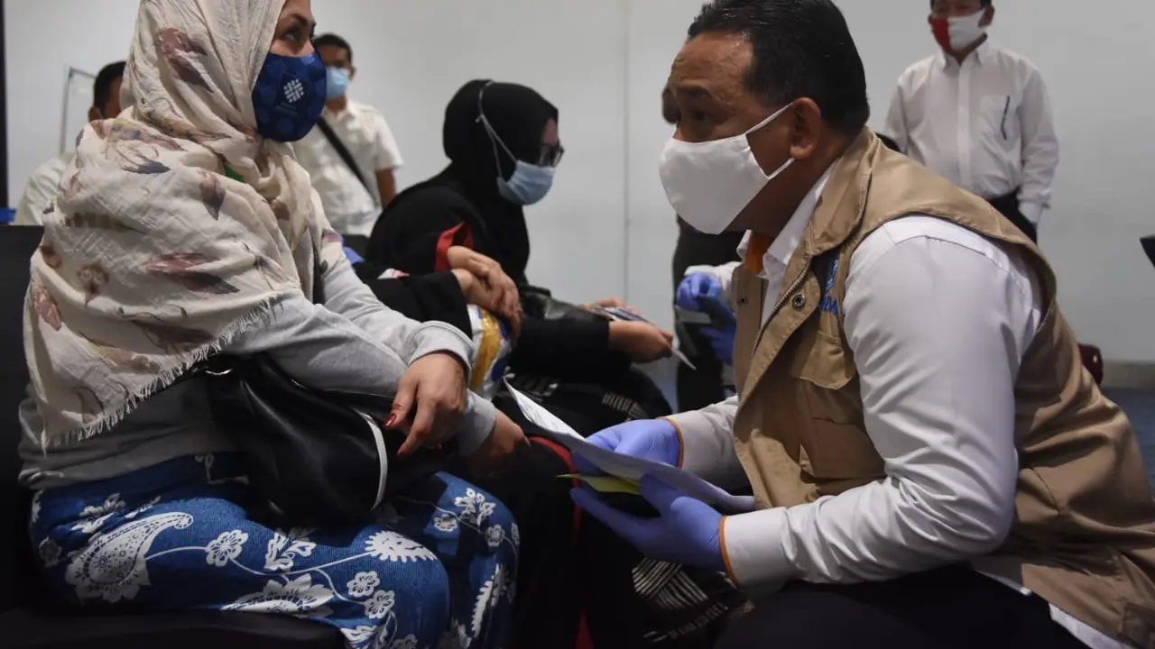 Kepala Badan Pelindungan Pekerja Migran Indonesia (BP2MI) Benny Rhamdani Saat Menjemput 52 PMI di Bandara Soekarno-Hatta.