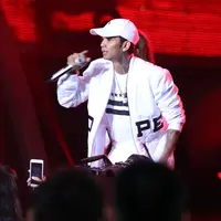 "Ini adalah rangkuman kejadian asli semalam, jadi ga ada tuh berita gue ngambek minta ga manggung, dan minta pulang, selesai, kita sesi photo sampe 2 jam lebih, dan yang provokator 5-6 orang mabok doang kok dan sudah di amankan" tulisnya. (Nurwahyunan)