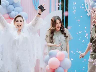 Begini kebahagiaan keluarga ketika mengetahui jenis kelamin anak pertama Vicy Melanie dan Kevin Aprilio adalah perempuan. Ekspresi bahagia Memes adalah yang paling disorot di acara gender reveal tersebut. Punya dua anak laki-laki, Memes tentunya sangat menantikan cucu perempuan. Usai mengetahui jenis kelamin cucunya, Memes langsung memeluk Kevin dan juga Vicy. (Liputan6.com/IG/@vicymelanie)