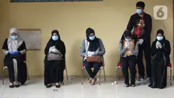 Tangis keluarga korban kecelakaan Sriwijaya Air SJ 182 saat serah terima jenazah di RS Polri, Jakarta, Kamis (14/1/2021). Jenazah korban kecelakaan Sriwijaya Air SJ 182 pertama yang berhasil teridentifikasi, Okky Bisma, akan disemayamkan di TPU Balekambang. (merdeka.com/Imam Buhori)