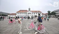 Sejumlah visitor menggunakan sepeda nan disewakan di laman Museum Fatahillah, area Kota Tua, Jakarta, Rabu (4/5/2022). Libur Lebaran membawa berkah bagi jasa sewa sepeda ontel di Kota Tua. Penyewaan sepeda ontel mengalami peningkatan dari hari biasanya. Jasa sewa sepeda ontel di Kota Tua dipatok Rp20.000 per separuh jam. (merdeka.com/Iqbal S Nugroho)