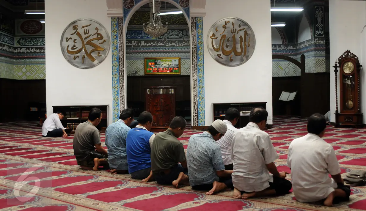 Sejumlah umat muslim melaksanakan salat berjamaah di Masjid Cut Meutia, Jakarta, Rabu (15/6/2016). Masjid Cut Meutia memiliki mihrab (tempat imam) yang diletakkan di samping kiri dari saf salat. (Liputan6.com/Helmi Fithriansyah)