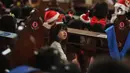Romo Yohannes Deodatusi SJ juga menyampaikan khotbah Natal dalam Bahasa yang mudah dimengerti anak-anak. (Liputan6.com/Angga Yuniar)