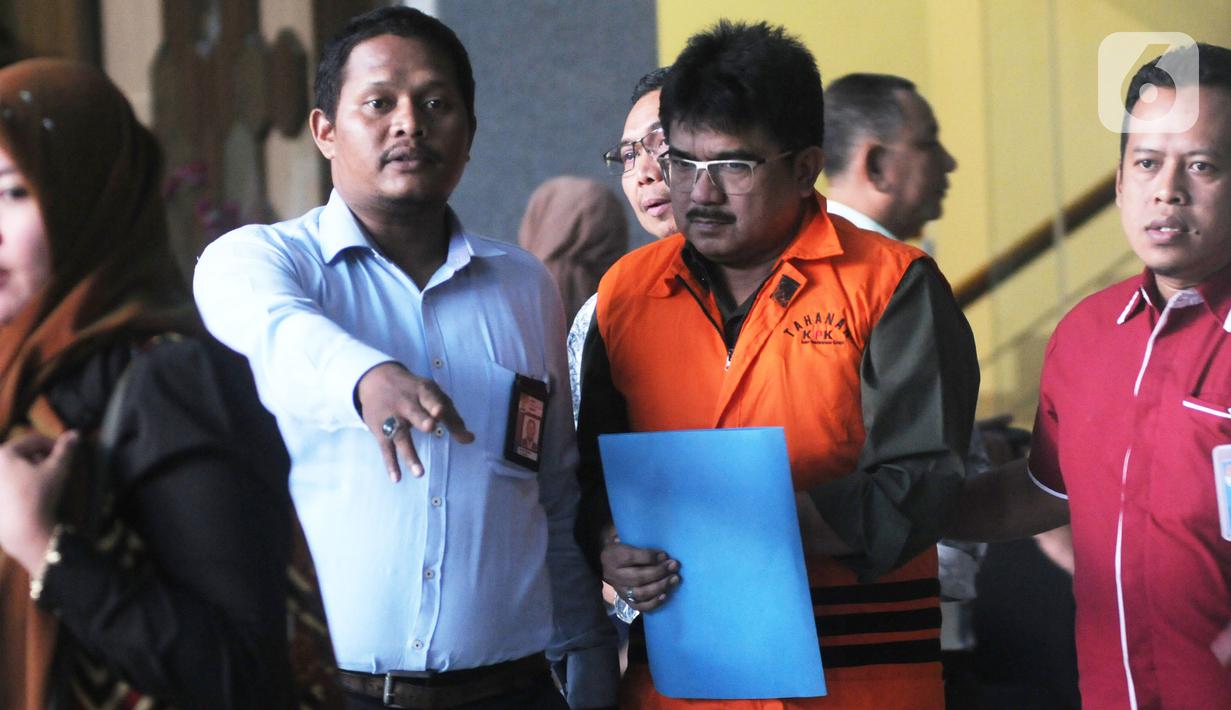 Mantan Kepala Kantor Pelayanan Pajak PMA Tiga Kanwil Jakarta Khusus Yul Dirga usai pemeriksaan di Gedung KPK, Jakarta, Kamis (3/10/2019). Yul resmi ditahan KPK untuk mempermudah pemeriksaan atas kasus dugaan suap terkait restitusi pajak PT WAE tahun pajak 2015 dan 2016. (merdeka.com/Dwi Narwoko)