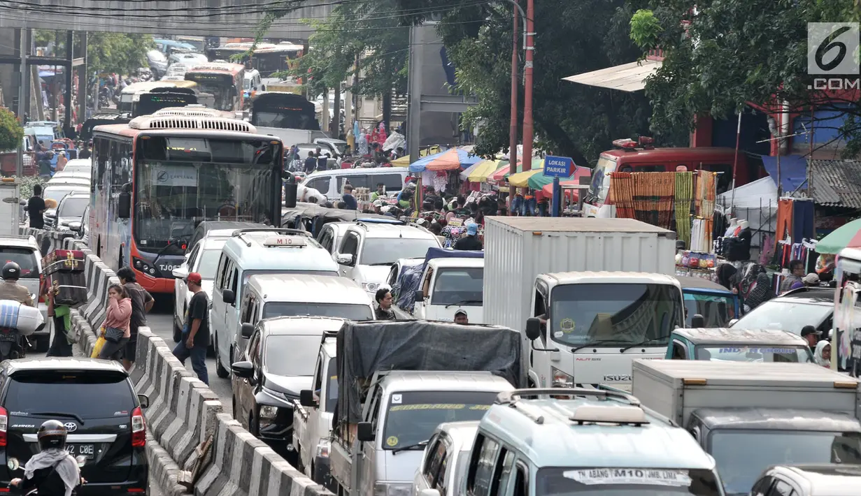 Suasana kemacetan di kawasan Pasar Tanah Abang, Jakarta, Kamis  (16/5/2019). Penataan daerah Tanah Abang secara terintegrasi dan menyeluruh dibutuhkan untuk mengurai kemacetan di kawasan pusat grosir pakaian terbesar se-Asia Tenggara tersebut. (merdeka.com/Iqbal S Nugroho)