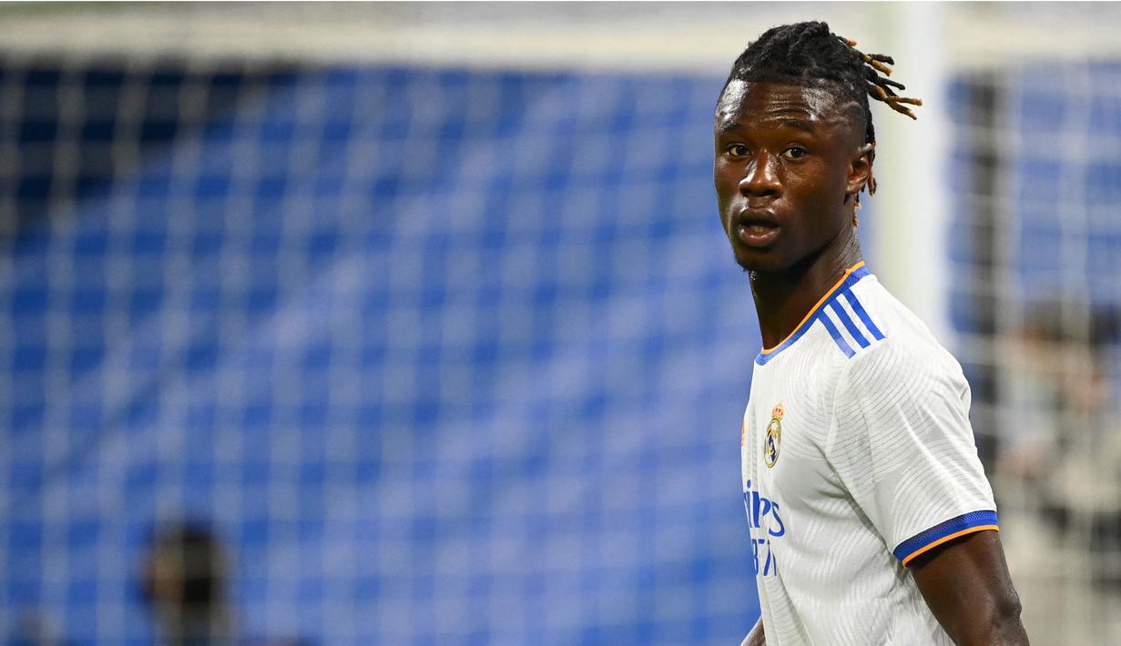 Eduardo Camavinga - Pemain berusai 18 tahun ini merupakan gelandang masa depan Real Madrid. Dengan kepercayaan diri yang tinggi serta tangguh, Camavinga telah menunjukan kualitasnya sebagai pemain lini tengah Los Blancos yang bisa diandalkan. (AFP/Gabriel Bouys)