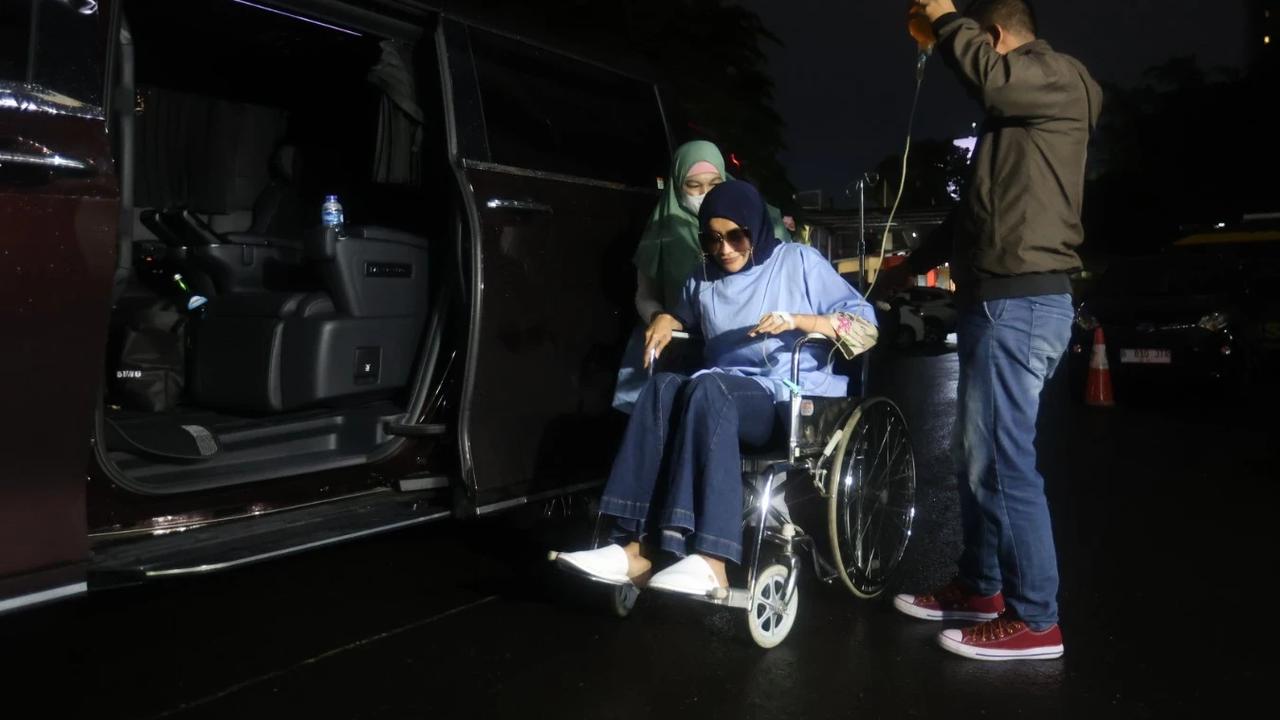 FOTO:  Berkursi Roda, Dokter Detektif Penuhi Panggilan Polres Jakarta Selatan
