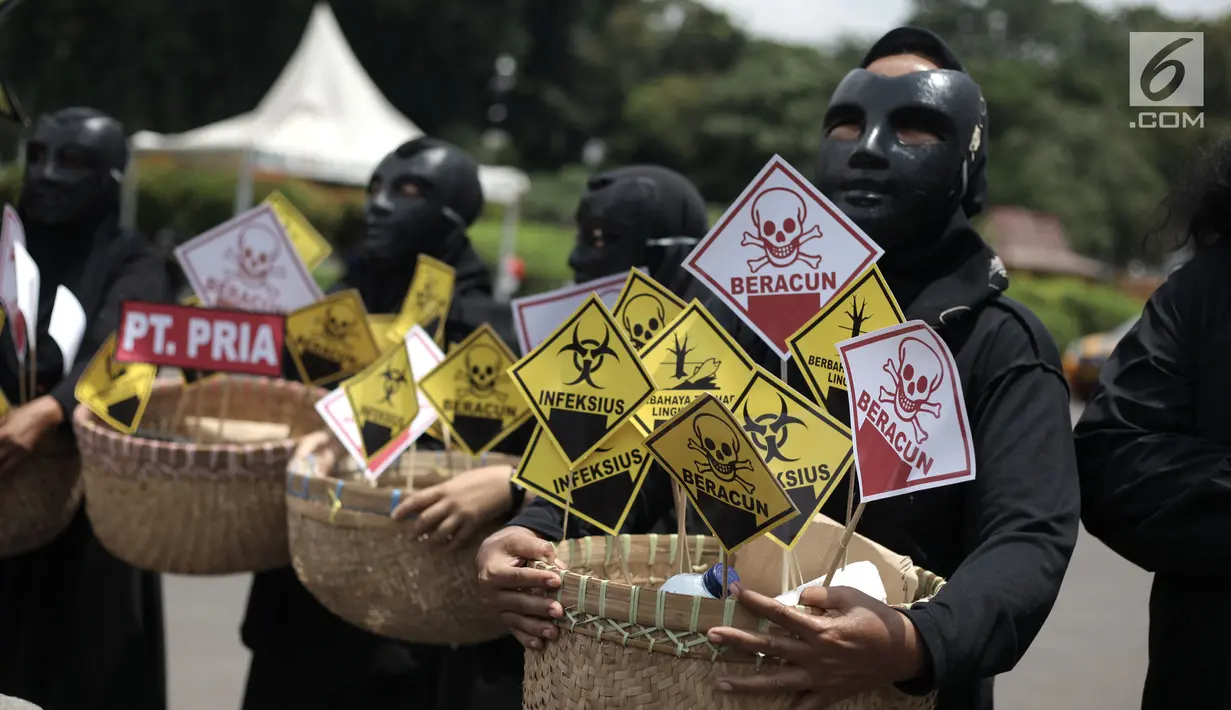 Aktivis Green Woman membawa berbagai poster saat menggelar aksi di depan Istana Negara, Jakarta, Kamis (1/2). Limbah B3 yang dibuang PT PRIA diduga sebabkan warga alami gatal-gatal dan gangguan pernapasan. (Liputan6.com/Arya Manggala)