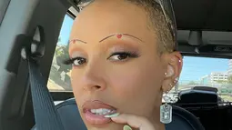Doja Cat yang biasanya tampil dengan rambut warna-warni dengan berbagai model ini kini tampil berbeda. (FOTO: instagram.com/dojacat)