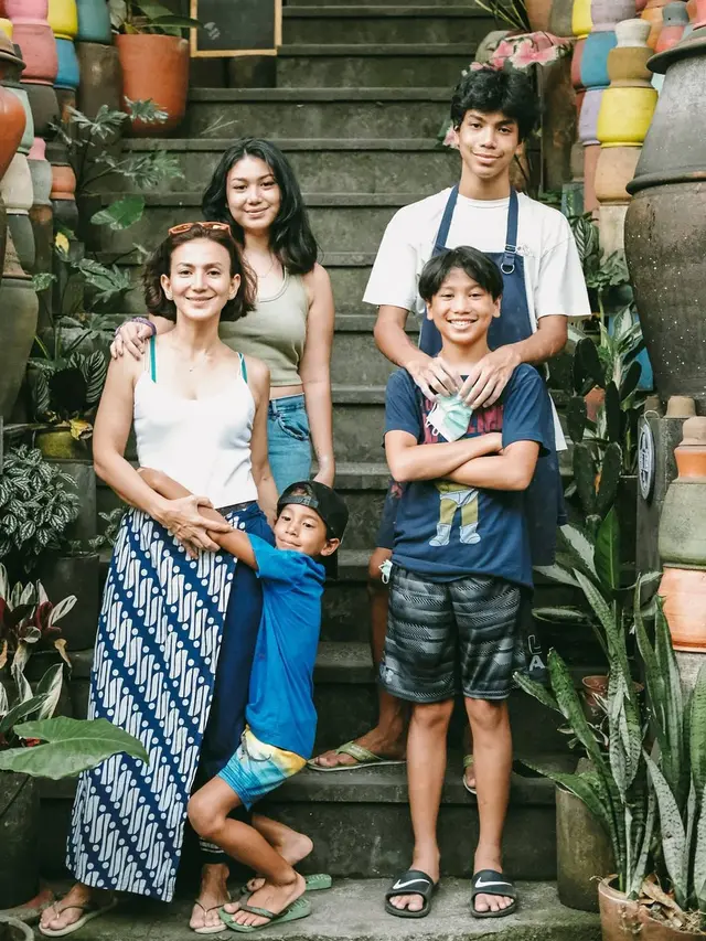 Sosok Ibu Idaman, Ini 6 Potret Kebersamaan Wanda Hamidah dengan Empat Anaknya