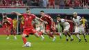 Gareth Bale. Striker Timnas Iran berusia 30 tahun ini sukses membuat satu gol lewat eksekusi penalti di Piala Dunia 2022 pada matchday pertama Grup B menghadapi Timnas Amerika Serikat (21/11/2022) yang berkesudahan imbang 1-1. Penalti terjadi pada menit ke-82 saat Timnas Wales tengah ketinggalan 0-1. (AP/Darko Vojinovic)