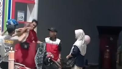 Petugas SPBU dan Pemotor Adu Jotos Saat Antrean BBM di Maros