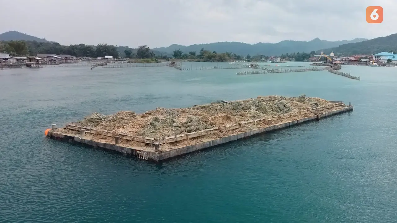 Alat tangkap ikan warga di danau poso berdampingan dengan alat keruk danau