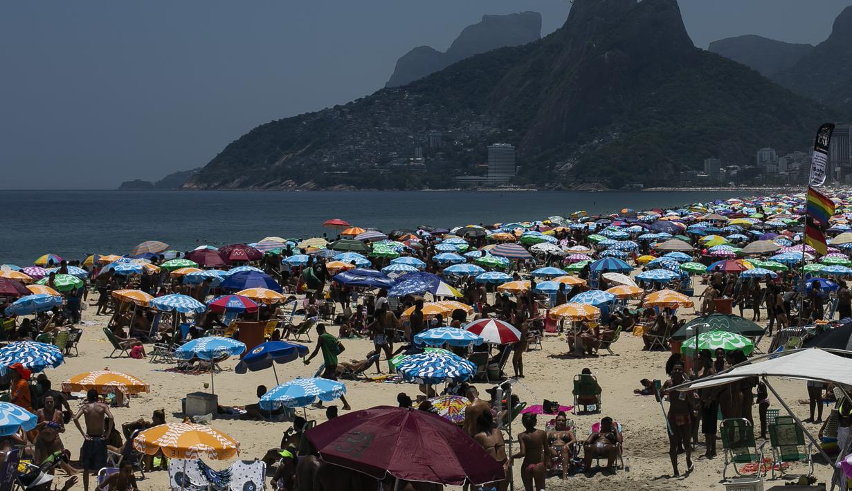 Orang-orang menghabiskan liburan kota Saint Sebastian di pantai Ipanema selama gelombang panas di Rio de Janeiro, Brasil, Kamis (20/1/2022). (AP Photo/Bruna Prado)