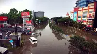 Derasnya arus membuat sejumlah kendaraan tak dapat diselamatkan. Begitupun seorang karyawan toko menjadi korban keganasan banjir Bandung.