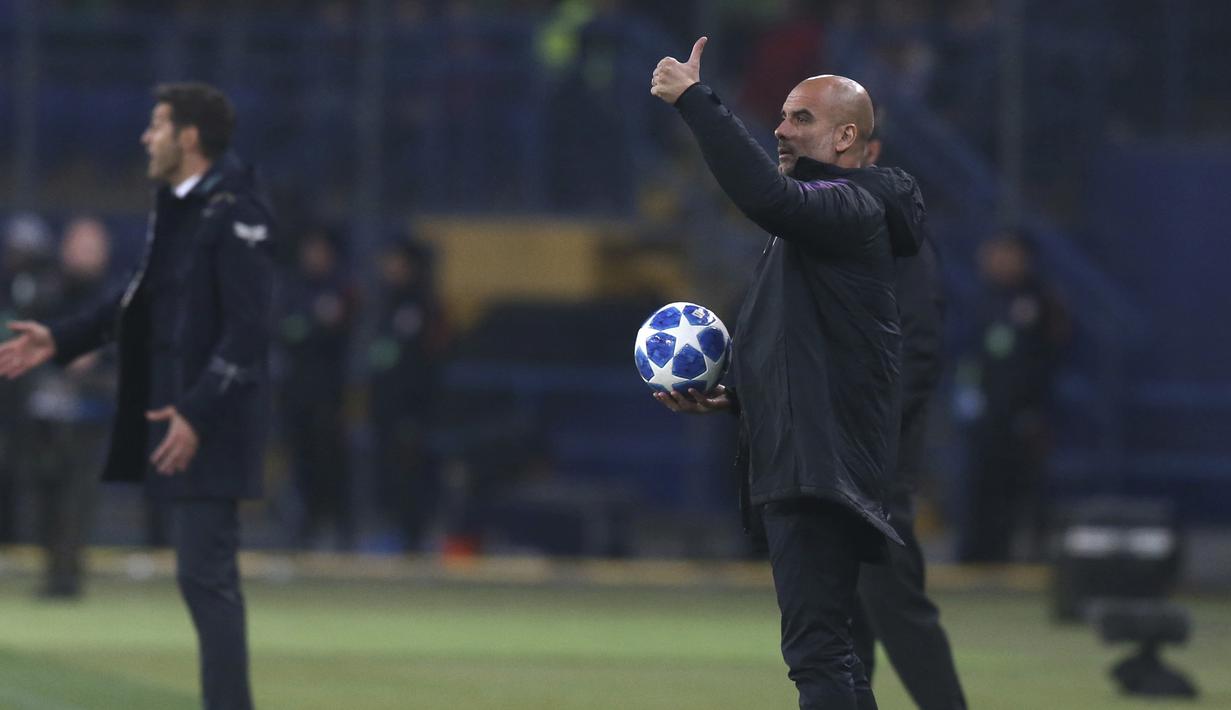 Pelatih Manchester City, Pep Guardiola, saat melawan Shakhtar Donetsk pada laga Liga Champions di Stadion Metalist, Selasa (23/10/2018). Shakhtar Donetsk kalah 0-3 dari Manchester City. (AP/Efrem Lukatsky)