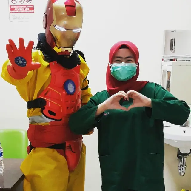 7 Potret Dokter Pakai APD dengan Cosplay Pahlawan Super Ini Viral