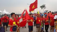 Suporter Vietnam pada semifinal sepak bola Asian Games 2018. (KLY Sports/Fitri Apriani)