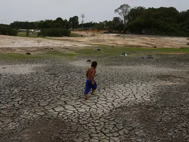 Perahu dan rumah perahu terjebak di daerah kering di Sungai Negro selama kekeringan di Manaus, negara bagian Amazonas, Brasil, Senin, 16 Oktober 2023.  (AP Photo/Edmar Barros)