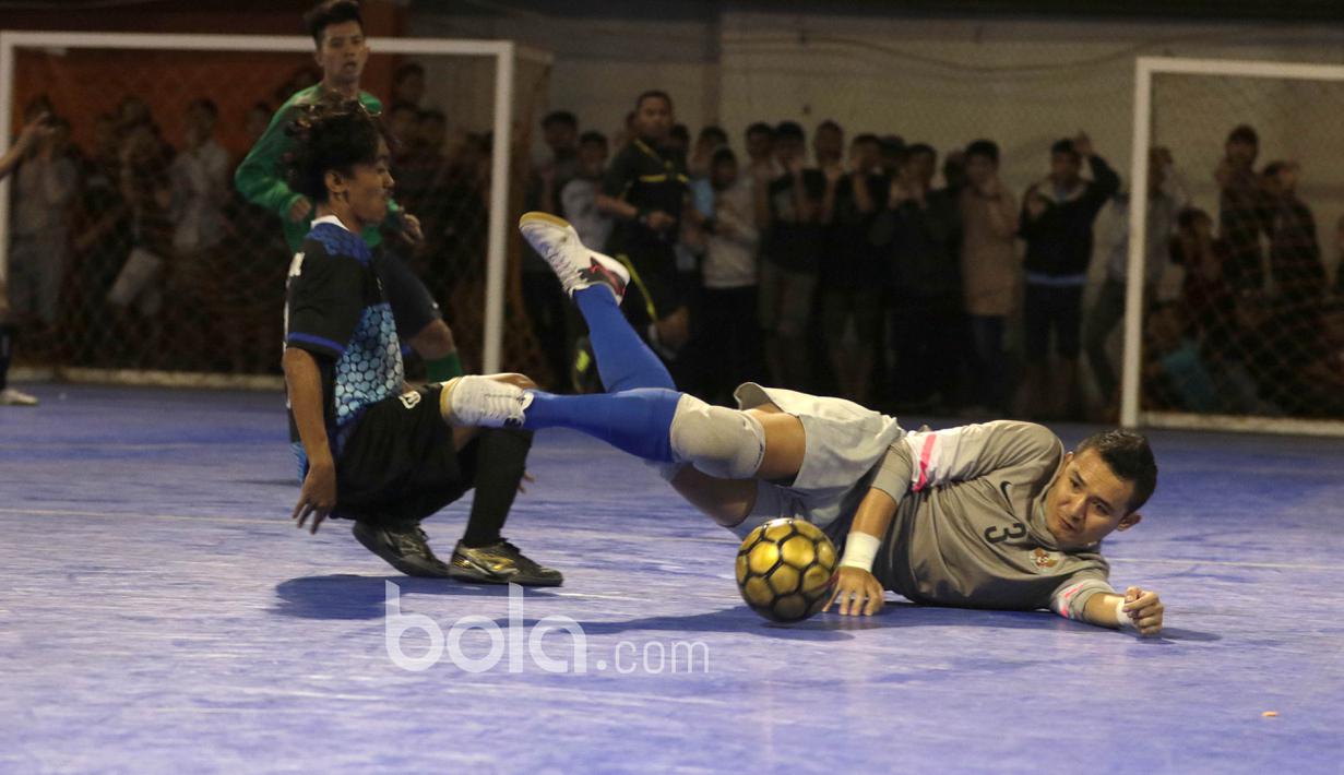 Kiper Timnas Futsal Indonesia, Maegel Nustelu menyelamatikan gawang dari sepakan pemain BJL 2000 pada laga Uji Coba di Lapangan Futsal Tifosi Sport Center, Jakarta, (14/1/2017). Timnas menang 7-5. (Bola.com/Nicklas Hanoatubun)