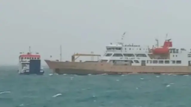 2 Kapal yang dioperasikan ASDP Indonesia Ferry yaitu (KMP) Namparnos dan KM Camara Nusantara 6 tabrakan di Luat NTT