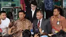 Menko Polhukam Wiranto memberikan keterangan pers usai menyerahkan LHKPN ke KPK, Jakarta, Jumat (7/10). Wiranto menyerahkan LHKPN sebagai anggota Kabinet Kerja. (Liputan6.com/Helmi Afandi)