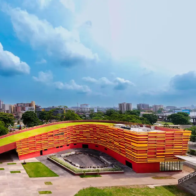 Kolam renang umum Art Deco yang semarak di Lagos, Nigeria sedang dibuat ulang oleh firma arsitektur lokal SI.SA.