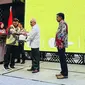 Gubernur Kalimantan Timur Isran Noor menyerahkan penghargaan Properda Hijau kepada Presiden Direktur PT KNI, Twedy Nasution di Hotel Mercure Samarinda, Kamis (15/06/23). (Liputan6.com/ist)