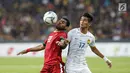 Pemain tuan rumah Malaysia berusaha merebut bola Pemain Timnas U-22 Yabes Roni pada pertandingan Sepak Bola Indonesia melawan Malaysia di Stadion Shah Alam, Selangor, Sabtu (26/08). (Liputan6.com/Faizal Fanani)