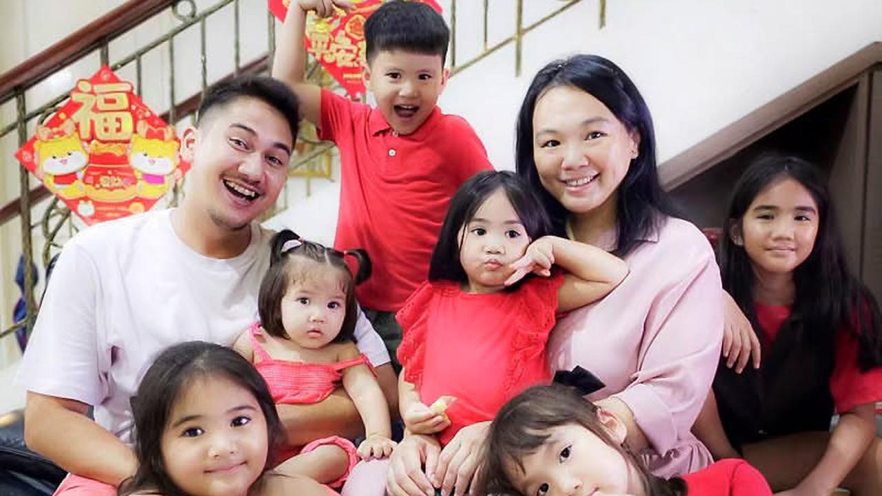 Jarang Tersorot, Ini Potret Keluarga Rama Michael dengan 6 Anak yang Selalu Hangat