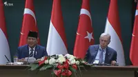 Presiden Prabowo Subianto menggelar konferensi pers bersama Presiden Turki Recep Tayyip Erdogan dalam rangkaian kunjungan kenegaraan di Ankara, Turki, Kamis (10/4/2025). (Sumber Foto: YouTube Sekretariat Presiden)
