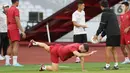 Pemain timnas Indonesia, Jordi Amat (tengah) melakukan pemanasan sesaat sebelum sesi latihan resmi jelang laga kandang semifinal Piala AFF 2022 melawan Vietnam di Stadion Utama Gelora Bung Karno, Jakarta, Kamis (5/1/2023). Sebelumnya, timnas Indonesia telah melakoni laga penyisihan grup A Piala AFF 2022 dengan dua kali menang dan satu kali imbang. (Liputan6.com/Helmi Fithriansyah)