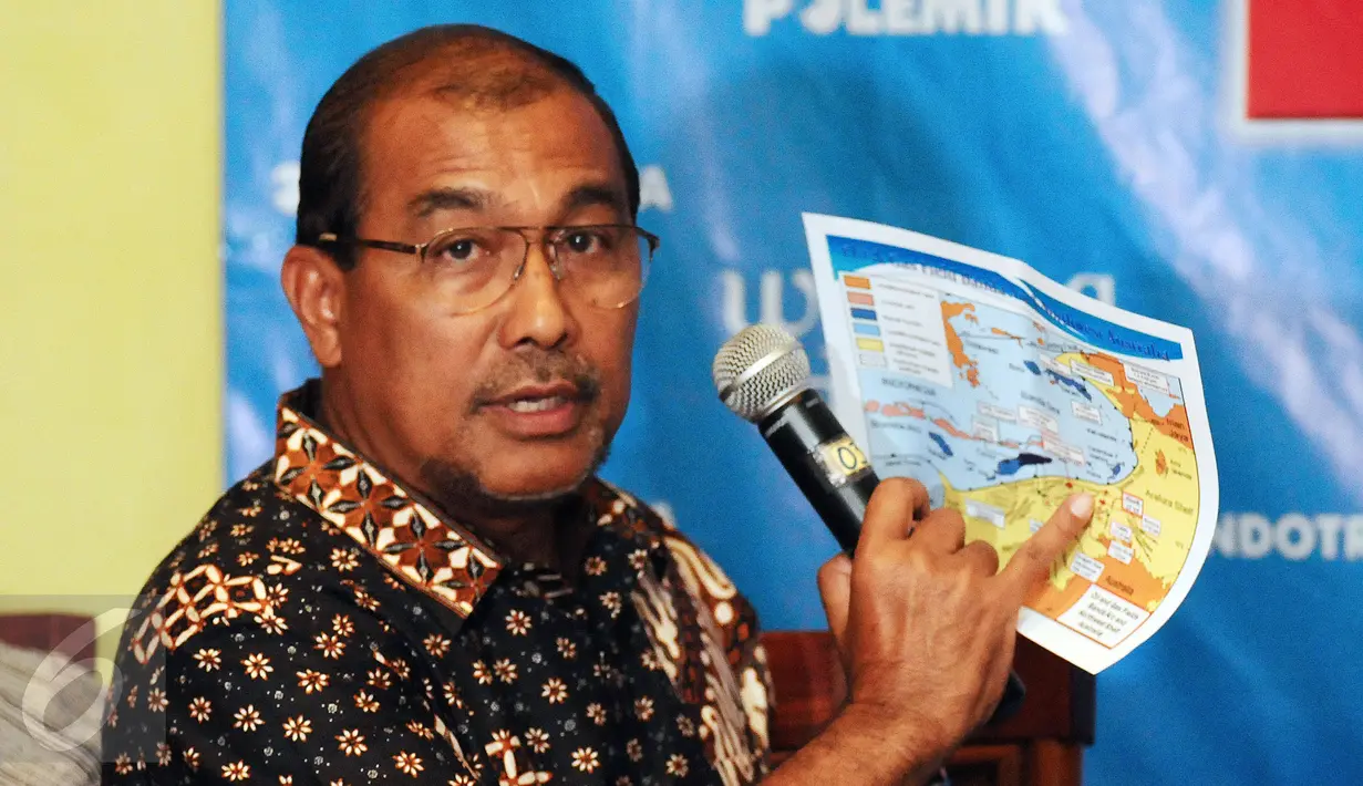 Anggota DPD RI, Nono Sampono menunjukkan peta saat diskusi Gaduh Blok Masela di Jakarta, Sabtu (2/1/2016). Menurut kajian Berdikari Center, pembangunan prasarana LNG dari Blok Masela harus dilakukan di darat. (Liputan6.com/Helmi Fithriansyah) 