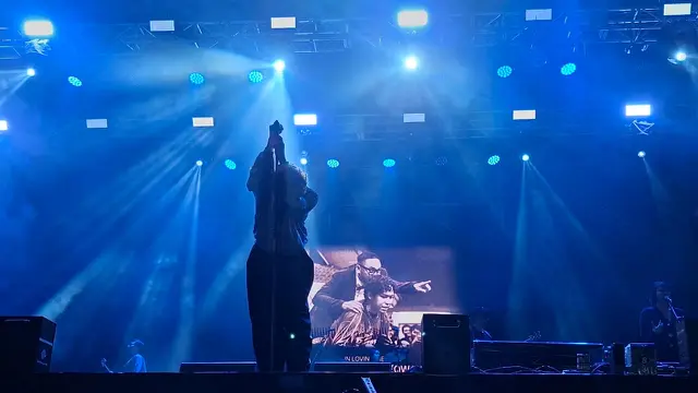 Baskara Putra terlihat emosional hingga meneteskan air mata di atas panggung KLBB Festival 2026 saat menyanyikan lagu 'Kita Ke Sana'.