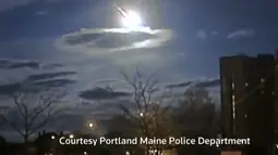 Kilatan cahaya berbentuk meteor yang berada dilangit Portland tersebut berhasil direkam seorang sersan Maine menggunakan video yang ada di dashboard mobil dinasnya. (Courtesy Portland Maine Police Department/Reuters)