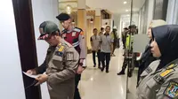 Petugas gabungan mengamankan 9 pasangan diduga mesum di sejumlah kamar hotel Tuban di momen hari Valentine. (Liputan6.com/ Ahmad Adirin)