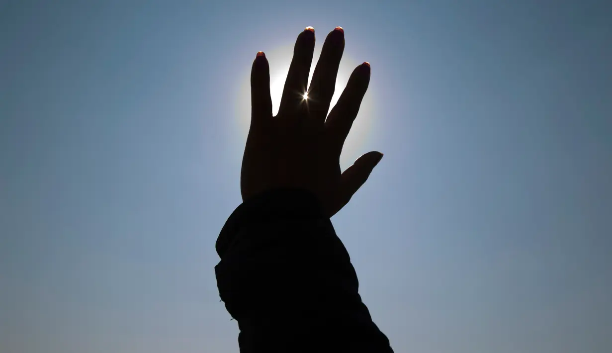 Wisatawan menerima energi matahari selama upacara menyambut fenomena equinox di depan Piramida Matahari, Teotihuacan, Meksiko, Senin (20/3). Fenomena equinox merupakan peristiwa ketika matahari tepat berada di atas khatulistiwa. (AP/Rebecca Blackwell)