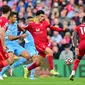 Gelandang Liverpool, Curtis Jones, berusaha melewati adangan pemain Manchester City, Rodrigo, dalam laga pekan ketujuh Liga Inggris di Anfield, Minggu (3/10/2021). Laga tersebut berakhir imbang 2-2. (PAUL ELLIS / AFP)