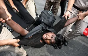 Polisi India Tangkap Ribuan Pemuda Saat Aksi Tuntut Ketua KPU Mundur