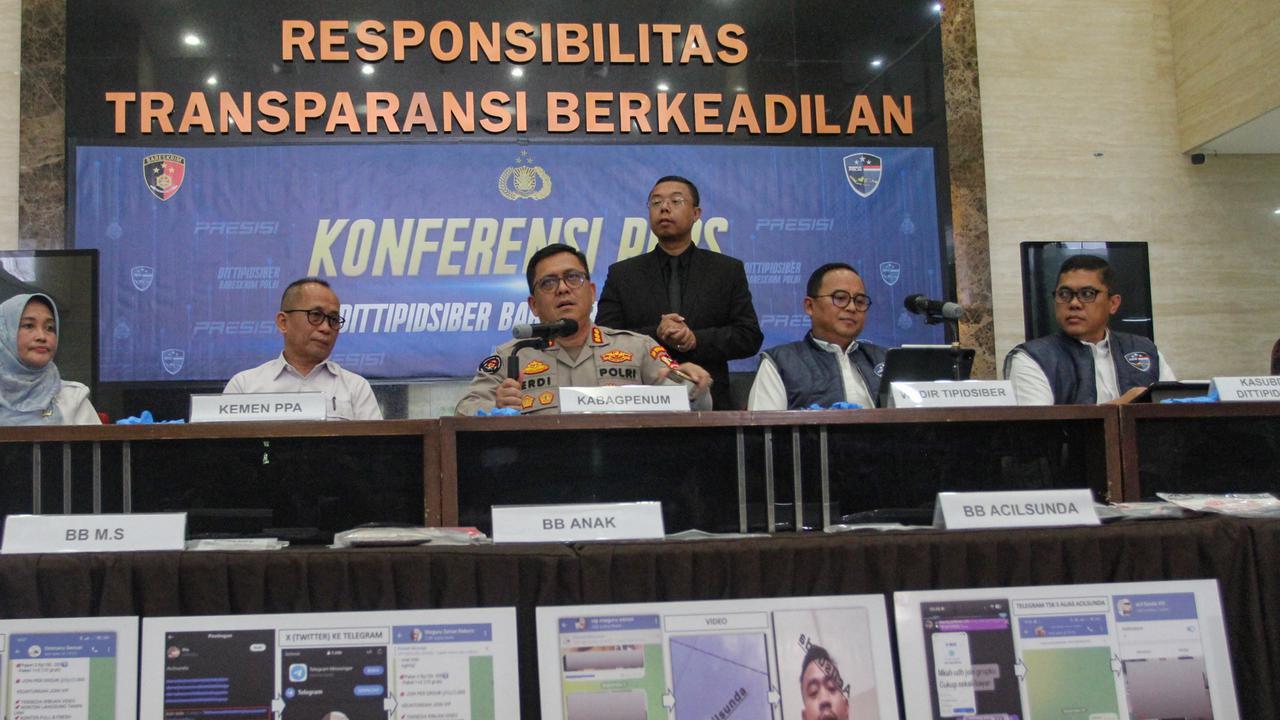 FOTO: Bareskrim Polri Tangkap Tersangka Pemilik Situs Video Porno Anak di Pangandaran, Beroperasi Sejak 2015