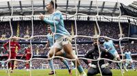 Pemain Manchester City, Jack Grealish melakukan selebrasi setelah membobol gawang Liverpool pada laga pekan ke-29 Liga Inggris 2022/2023 yang berlangsung di Etihad Stadium, Manchester, Minggu (01/04/2023) WIB. The Cityzens menang dengan skor 4-1. (AP Photo/Jon Super)
